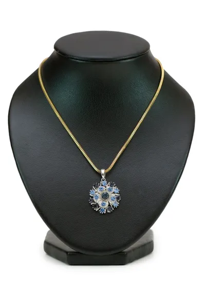Diamantový náhrdelník izolovaných na bílém — Stock fotografie