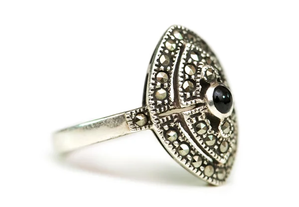 Серебряное кольцо на белом — стоковое фото