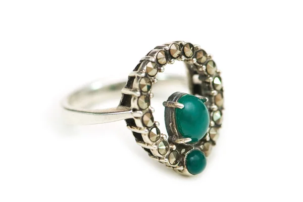 Серебряное кольцо с изолированным зеленым камнем — стоковое фото