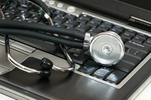 Stetoscopio e laptop — Foto Stock