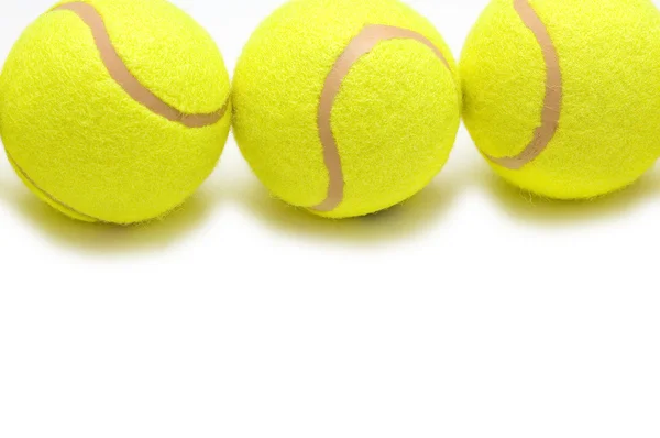 Drie tennisballen geïsoleerd — Stockfoto