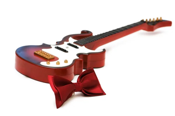 Fluga och gitarr isolerad på vit — Stockfoto