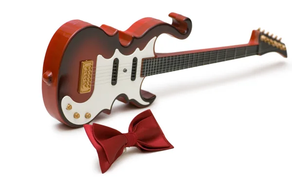 Guitarra e laço gravata isolada — Fotografia de Stock