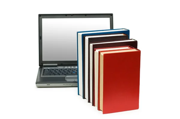 Livros e laptop isolado — Fotografia de Stock