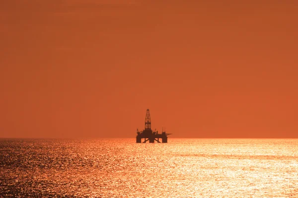 在里海海上石油钻井平台 — 图库照片