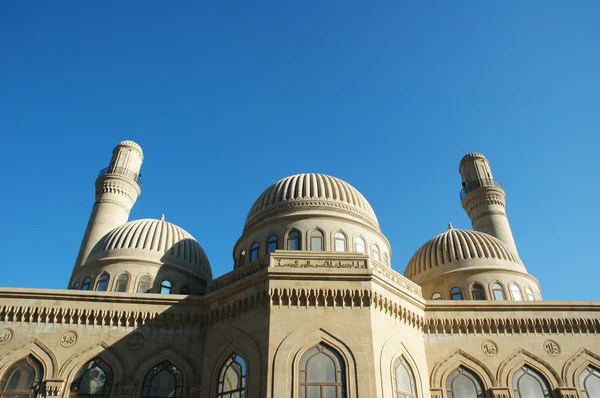 Mezquita moderna y minarete en Bakú — Foto de Stock