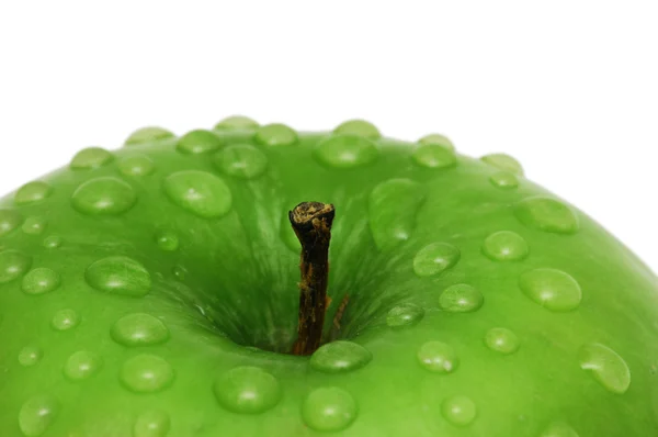 Gros plan d'une pomme avec des gouttes d'eau — Photo