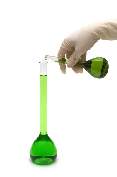 Mão derramando produto químico verde — Fotografia de Stock