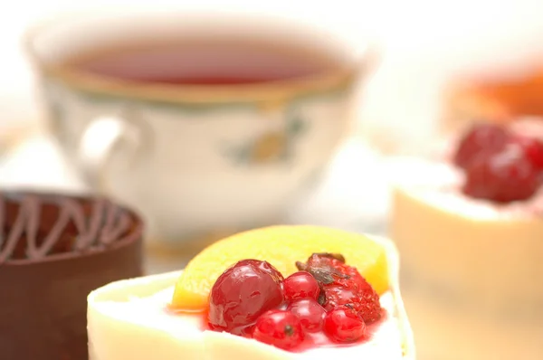 Süßer Kuchen mit Beeren und Tee — Stockfoto
