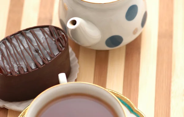 Xícara de chá, bolo de chocolate e panela — Fotografia de Stock