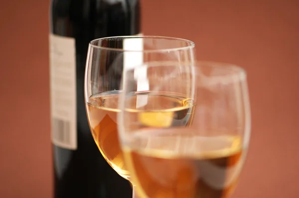 Två vinglas och en flaska vin — Stockfoto