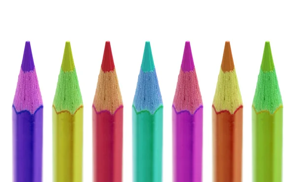 Ołówki o różnych kolorach na białym tle — Zdjęcie stockowe