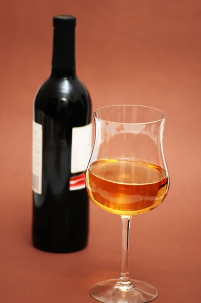 Copa de vino y una botella en biege —  Fotos de Stock