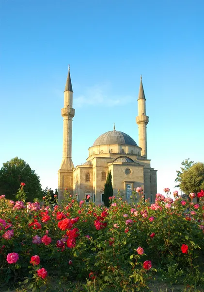 Moskee met twee minaretten in Bakoe — Stockfoto