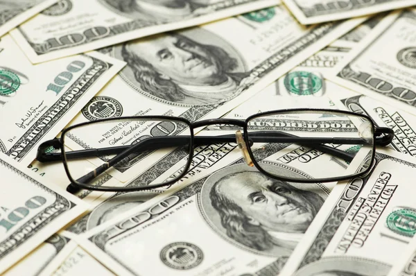 Okuma gözlükleri dolar üzerinde — Stok fotoğraf