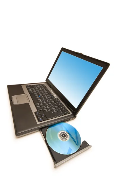 Laptop i cd przejażdżka na białym tle — Zdjęcie stockowe