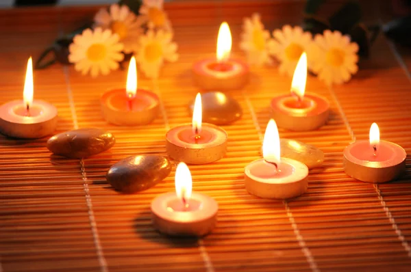 Kynttilät, kukat ja pikkukivet — kuvapankkivalokuva