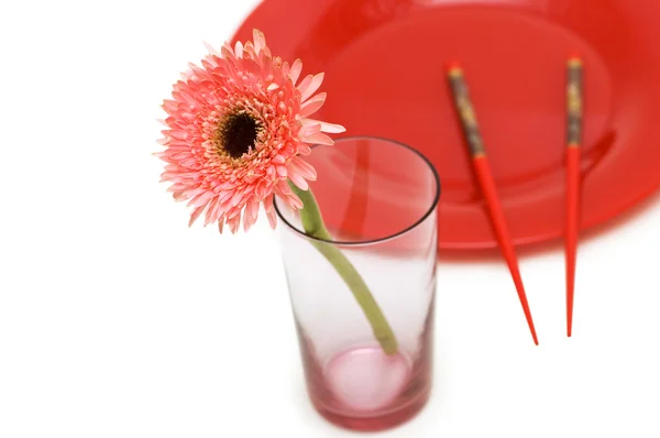 Flor roja y plato con palillos —  Fotos de Stock