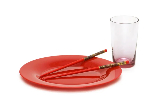 Kırmızı plaka chopsticks ve cam ile — Stok fotoğraf