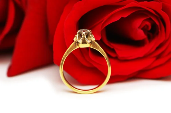 Anello diamante contro il bouquet — Foto Stock