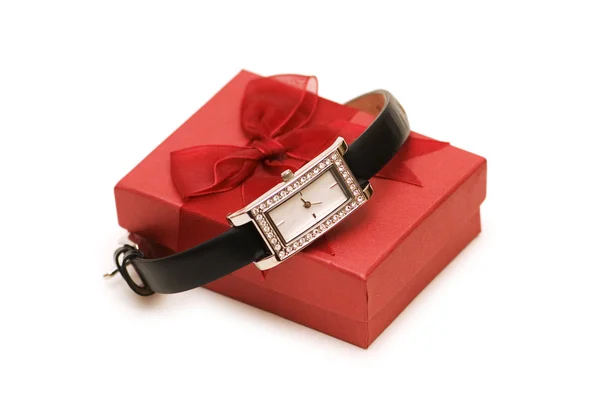 Relógio e caixa de presente vermelho isolado — Fotografia de Stock