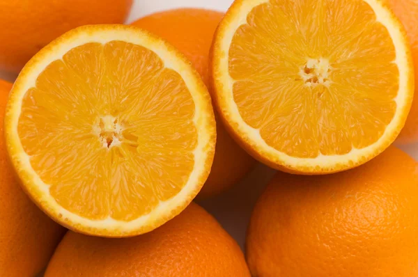 Ήμισυ αποκοπή πορτοκάλια στο περίπτερο αγορά — Φωτογραφία Αρχείου
