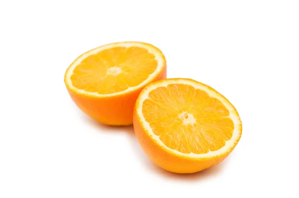 Due arance tagliate a metà isolate — Foto Stock