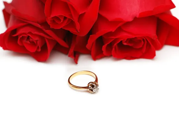 Trzy róże i pierścień na białym tle — Zdjęcie stockowe