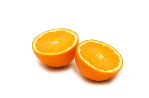 Duas laranjas semi-cortadas isoladas em branco — Fotografia de Stock