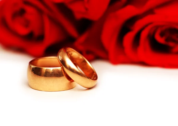 Czerwone róże i pierścienie na białym tle — Zdjęcie stockowe