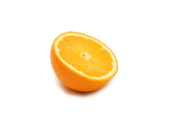 Hälften Skär apelsin isolerad på vit — Stockfoto