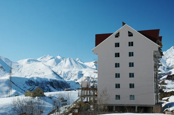 Ski resorthotel in de winterdag — Stockfoto