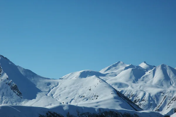 Hohe Berge unter Schnee — Stockfoto