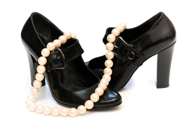 Czarne buty i naszyjnik z pereł — Zdjęcie stockowe
