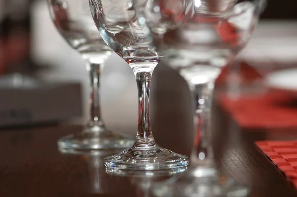 Drie glazen op tafel. — Stockfoto