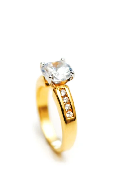 Διαμαντένιο δαχτυλίδι σε λευκό — Φωτογραφία Αρχείου