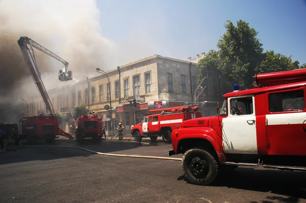 Fire engines at the scene of city fire — Stock Photo, Image