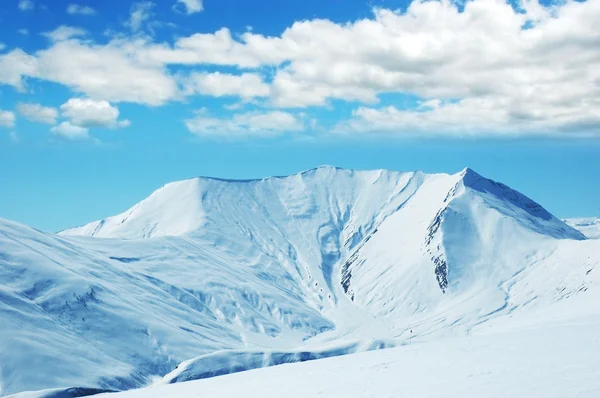 Yüksek dağlarda kar altında — Stok fotoğraf