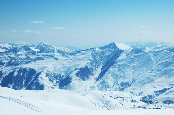 Высокие горы под снегом — стоковое фото