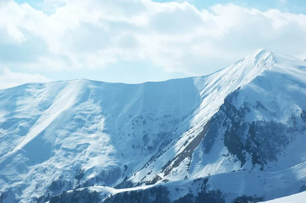 눈 아래 높은 산 — 스톡 사진