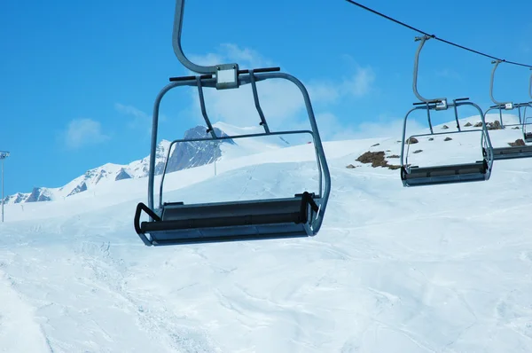 滑雪缆车椅子上灿烂的一天 — 图库照片