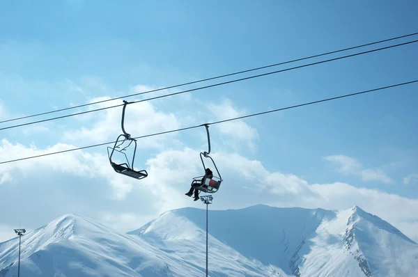 滑雪缆车椅子上灿烂的一天 — 图库照片