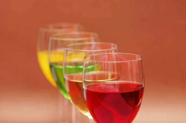 Gläser mit Getränken in verschiedenen Farben — Stockfoto