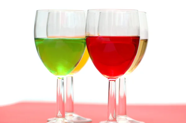 Gläser mit Getränken in verschiedenen Farben — Stockfoto