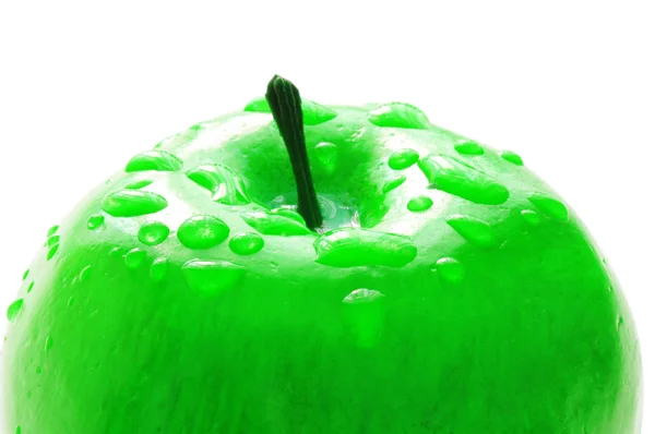 Maçã verde com gotas de água isolada — Fotografia de Stock