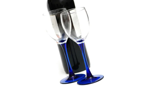 Şarap şişesi ve iki boş bardak. — Stok fotoğraf