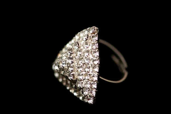Diamantový prsten na černém — Stock fotografie