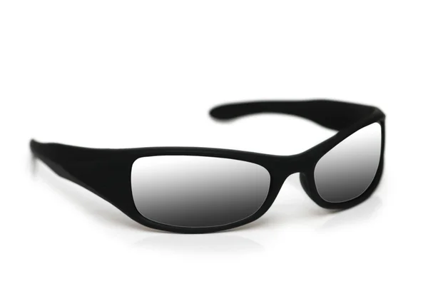 Черные солнечные очки изолированы на белом — стоковое фото