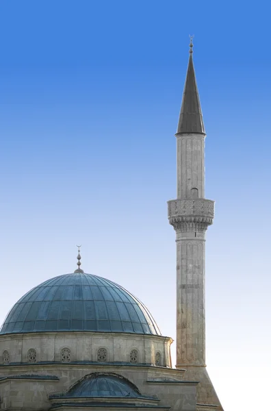 Минарет и купол мечети — стоковое фото