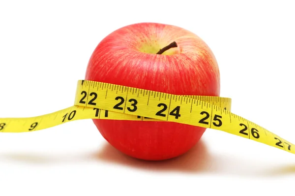 Красное яблоко и измерительная лента — стоковое фото